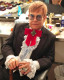 Elton John még akkor sem veszi le a napszemüvegét, ha épp a wc-n van.
