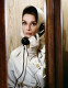 Napszemüveg, kesztyű, sokat takaró sálak - ezek is mind Audrey Hepburn nevéhez fűződnek, viszont az 1963-as Amerikai fogócskában Givenchy volt az, aki ezt ráálmodta. 