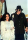 Nem csoda, hogy a 90-es évek legnagyobb sztárja, Michael Jackson urvarolni kezdett neki, majd feleségül is vette.