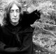 Lennon imádta a macskákat, összesen 16 volt neki, az elsőt ráadásul Elvis Presleyről nevezte el.

 
