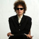  Bob Dylannek tűnik, de ő valójában egy színésznő van szemüveg mögött.