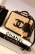 A Chanel ikonikus logója Karl Lagerfeld fejéből pattant ki, ő alkotta meg és tette a márka védjegyévé. 