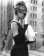 A filmtörténet egyik legismertebb képkockája, amelyen Audrey Hepburn a kis fekete Givenchy ruhájában croissantot falatozik az ékszerbolt előtt. Ez ám az Álom luxuskivitelben.