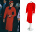Ezt a tűzpiros ruhát Jasper Conran tervezte, a ruha és a kösztüm anyaga is gyapjúból készült. Diana több alkalommal is viselte a csodás kreálmányt, de a legismertebb megjelenése a szettben 1984 novemberében volt,  a "Royal Princess" körutazás alkalmával. A licit több, mint 22 és félmillió forinttól kezdődik érte. 