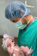 Ritka pillanat egy apuka életében: Enrique Iglesias újszülött gyerekét tartja kezében. "Napsugaram. 01.30.2020"- kommentálta a képet Enrique, aki ezzel elárulta azt is, hogy január 30-án született meg harmadik gyermekük.