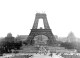 Az Eiffel-torony az 1889-es világkiállításra készült, és úgy tervezték, rögtön utána le is bontják. Nem így történt. Másodjára, a második világháború alatt került veszélybe, amikor a szerkezetet be akarták olvasztani, hogy fegyvereket készítsenek belőle. Itt éppen az építés közben láthatjuk.