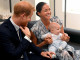 Archie-nak, Meghan és Harry kisfiának első szülinapján felkerült a netre egy édes videó, amiben édesanyja éppen mesekönyvet olvas a kicsinek. Archie ezen a felvételen is jól hallhatóan kimondja, hogy „Dada”, vagyis apa, ezért feltételezhető, hogy az első szava is ez lehetett.