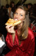 A kifutók gyöngye, Gisele Bündchen óriási élvezettel tolta be ezt a pizzát egy divatshow-n. Ezek szerint a modellek is esznek.