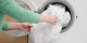 Mielőtt elindítanád a mosógépet, győződj meg róla, hogy csak fehér színű ruhák vannak a mosógépben (ez alól a színes fehérneműk és az elvileg nem fogó ruhadarabok sem kivételek). Fehéret csak és kizárólag fehérekkel moss. 