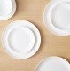 Ugyanez igaz a tányérokra is, a sima letisztult fehér még a tálaláskor is fényévekkel jobban néz ki, mint az össze-vissza válogatott étkészlet. Az IKEA-ban ráadásul maximum 200 forint egy darab fehér tányér vagy egy hófehér bögre