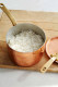 Ha fazékban főzöd a rizst, fontos, hogy ne vedd le főzés közben róla a fedőt, hogy ellenőrizd elkészült-e már. Így ugyanis a fedő alatt felgyülemlett hő és vízgőz kiszabadul, a víz tetején lévő szemek pedig kevésbé főnek majd meg, mint az alján találhatók – ez pedig a rizs túlzott szárazságát eredményezi.