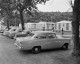 1960. Magyarország, Balaton,Tihany - A Glatz Henrik utcában fekvő Motel parkolójában felsorakoztak a klasszikus autók. Ez a luxus csak keveseknek adatott meg.
