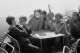 1967. Magyarország, Balaton, Badacsony a Kisfaludy-ház teraszán koccinttanak a fiatalok.