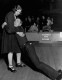 Az 1930-as chicagói táncmaraton képei ma, 90 évvel később is hideglelős élményt nyújtanak. Valóságos színházi előadásként komponálták meg a versenyeket: a műsorvezetők afféle porondmesterként, vicces elszólásokkal, bombasztikus pletykákkal szórakoztatták a nagyérdeműt, míg a rongylábú párosok a végkimerülés szélén küzdöttek a játékban maradásért. Amíg mozogtak, addig nem estek ki - ezért sokan rejtvényfejtéssel, kötögetéssel, olvasással vagy levélírással (!) múlatták az időt partnerük karjai között.