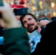Christian Bale is csak filmbemutatók alkalmával mosolyog ilyen kedélyesen a fanatikusok gyűrűjében: az Oscar-díjas színész a magánéletben állítólag kifejezetten bunkó. A pletykák szerint egy alkalommal úgy beszélt pár fiatal lányrajongójával, hogy azok sírva fakadtak.