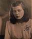 Egy régi kép, szintén egy mai nagymamáról. El sem hisszük, hogy ezen a fotón nem egy híres színésznő szerepel, annyira gyönyörű volt a hölgy fiatalkorában. 