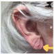 Sajnos, csúnya lehet a fülünk, ha túl nagy vagy éppen túl nehéz fülbevalót hordunk.