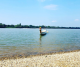 A Duna gödi szakaszán, egy bójákkal elkerített strandot találsz, kavicsos parttal. Ha kedved szottyan, nemcsak úszhatsz és napozhatsz, hanem kenuba is pattanhatsz egy jó kis evezésre.