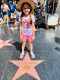 Már kész kishölgy Gábor Zsazsa unokája, Shanaya von Anhalt, aki nagymamája csillagával pózol a Hírességek sétányán, Hollywoodban.