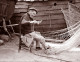 Hálójavító mester egy Étreát nevű településen, Normandia partjainál, Franciaországban
