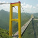 Sidu River-híd

Kína ezt a 900 méter hosszú hidat autópályaként építtette annak érdekében. hogy az infrastruktúrát fejleszthessék segítségével, és a hermetikusan elzárt területeket is kiemelhessék a mélyszegénységből. A hidat 2009 novemberében adtak át, a folyó felett átívelő építmény pedig Kína fejlődésének egyik szimbóluma lett. A Sidu River függőhíd 472 méteres magasságával elnyerte a világ legmagasabb hídja címet is.