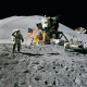5. tévhit: A Holdra szállás valójában meg sem történt 

Az emberek rengeteg összeesküvés-elméletet gyártottak már azzal kapcsolatban, hogy az 1969-es Holdra szállás egyáltalán megtörtént-e: a kétkedők a közölt felvételek minden egyes képkockáját megvizsgálták, és amibe csak lehet, belekötöttek. Arra gyanakodtak, hogy a fotókat manipulálták, és valójában egy lélek sem járt a Holdon. Következtetéseiket többet között abból vonták le, hogy például miért van az, hogy a zászló a képen lobog, ha a Holdon elméletileg nincs is szellő, vagy miért nincsenek csillagok a háttérben. Utóbbira egyszerű a válasz: az akkori kameratechnika egyszerűen nem tudta megragadni a háttérben lévő objektumokat.