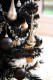 Fekete műfenyő az idei karácsonyi dekoráció legnagyobb trendje. 