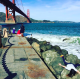 San Fransisco és a Golden Gate. A fiatal lány a sziklákon végezte.