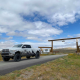 Tavaly nyáron vették meg a Monster Lake Ranch nevű 3000 hektáros birtokot Wyomingban. Senki nem hitte, hogy képesek lesznek ideutazni. Úgy tűnik, mégis. Nem akármilyen szettben állt ki Kim és Kanye a gangra.