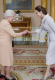 Angelina Jolie igazán szerencsésnek mondhatja magát, hiszen a palotában találkozhatott a királynővel. Látszik is a fotón, mennyire élvezte!