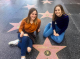 Gyönyörű nagylányok ma már. De a jelek szerint van humoruk. Nemrég a hollywoodi Walk of Fame-en így pózoltak egykori nevelőanyjuk, Aniston csillaga előtt.