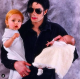 Jackson és a gyerekek. Köztudott volt, hogy a Pop koronázott királya imádja a gyermekeit. Életében mindent meg is tett, hogy biztosítva legyen a jövőjük A kis Michael Joseph Jacskon, vagy ahogy mindenki nevezi, Prince, élvezi is, nagykanállal...