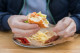 Ne egyél kézzel nyilvánosan Chilében, még sült krumplit se! Fontos tudnod, hogy a dél-amerikai országban étkezéskor mindig az asztal fölött kell tartanod a kezed, miközben az a csuklód az asztal szélén nyugszik.