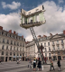 A franciaországi Nantes-ban áll ez a különleges alkotás, amiről elképzelésünk sincs, hogy állhat meg a „lábán”. A költözés ultimátuma című műremek az argentin Leandro Erlich munkája.