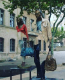 A franciaországi Marseilles egyik utcáján sétál nagy kofferrel ez az érdekes „szoborpár”, amelynek megálmodója és készítője a marokkói származású, francia szobrász, Bruno Catalano. De miért látunk át rajtuk?!