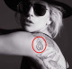 Lady Gaga tetoválása az egység szimbolóma, és a nemi erőszak elleni fellépés jeléül varratta magára, melynek ő maga is áldozatául esett karrierje elején 