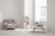 A minimalizmus miatt minden szoba strukturáltabbnak, elegánsabbnak, és mindenekelőtt nagyobbnak tűnik. Ha a legszükségesebb bútorokra korlátozod a berendezést, már önmagában eléred a luxushatást, különösen fehér és krém tónusokkal kiegészítve. 