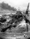 Pearl Harbor

A harci járművek és a fegyverek rengeteg káros anyagot hagynak maguk után, és akkor még nem esett szó a biológiai hadviselésről, aminek kulcselemei a mérgező, maró anyagok. A legtöbb háború sújtotta terület így évtizedekig, esetleg évszázadokig szennyezett marad. Pearl Harbor, a második világháború első japán-amerikai ütközetének helyszíne azonban különösen megszenvedte a harcokat. Az elsütött fegyverek, vízbe esett repülők, illetve az elsüllyedt hajók felmérhetetlen mennyiségű ólmot, higanyt és üzemanyagot juttattak az óceánba, így egy gigantikus területet vált mérgezetté.