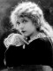 Mary Pickford

Az Oscar-díjas amerikai színésznő és producer 12 éves korában játszott először a Broadway színpadán. A filmes szakma „Kicsi Mary”-je több mint 150 némafilmben játszott. Az aranyszőke, loknis, ártatlan leányka típusával multimilliomossá lett. Háromszor volt férjnél, saját gyermeke nem született, de örökbe fogadott egy kislányt és egy kisfiút.