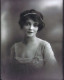 Marie Doro

A korai némafilm-korszak egyik meghatározó amerikai színésznője volt. Habár általában naivákat alakított a filmvásznon, valójában kifejezetten intelligens, művelt és szellemes nő volt. A Broadway-en is sikeres volt. Az 1920-as évek elejére Doro egyre jobban kiábrándult Hollywoodból és színészi karrierjéből. Egy időre Európába költözött, és számos filmet készített Olaszországban és az Egyesült Királyságban.