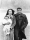 Bár Ali apja volt a fronton, a bokszoló vallási okokra hivatkozva visszautasította, hogy részt vegyen a Vietnámi Háborúban. Bunyózni szeretett, de nem hitt az erőszakban és a fegyverekben. A bokszoló életében egyedül a családjáért küzödött, négy felesége és kilenc gyermeke volt. Utolsó feleségét, Lonnie Alit 1986-ban vette el, Ali haláláig egy pár voltak.