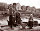 Két férfi és egy kislány a picike holland halászfalu, Marken kikötőjében