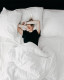 Bármennyire kegyetlenül hangzik, a másnaposságon leginkább tényleg csak az idő és a pihenés segít, persze az előbb említett módszerekkel csökkenthetjük a tünetek erősségét. A legjobb tehát amit tehetsz, hogy időt adsz magadnak, minél előbb visszadőlsz az ágyba és alszol, amennyit tudsz.