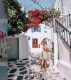 Mykonos, Görögország. Santorini híres helyszíne a nászutaknak, nem véletlenül. Azonban Mykonos szigete is rengeteg romantikus kincset rejteget a szerelmesek számára. Gyönyörű strandok, lélegzetelállító kilátás, vonzó szállások, hívogató épületek és ínycsiklandó gasztronómia vár arra, aki ide látogat. 