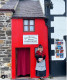 A látogatókat egy nő fogadja, aki hagyományos walesi ruhában várja a turistákat, és mutatja be részletesen az apró lakást és történetét.