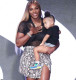 Serena Williams négyszeres olimpiai bajnok teniszezőnő kislányával állt a kamerák elé. Egy saját tervezésű ruhát választott az alkalomra.