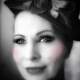 Gerda nemrég egy fekete-fehér fotót posztolt,melyen szinte alig lehet ráismerni a színésznőre. Talán egyedül jellegzetes anyajegye az, ami azonnal lebuktatja. A fotó egyébként a Feketeszárú cseresznye című előadás kapcsán készült, melyben egy 1900-as évek beli asszonyt, Veliszavljevics Irinát alakítja.