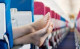 A Buzzfeed felmérése szerint a utasok 83%-as undorítónak tartja, ha az előttük lévő ülés támlájára felteszik a lábukat. Vagy a karfára.