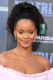Rihanna előszeretettel gönsöríti be a haját, amit aztán egy laza copfban köt össze. Ezt a frizurát a göndörhajúak is kipróbálhatják, a nyáron nekik is jól jön majd. 