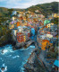Cinque Terre

Az olaszországi Cinque Terre tipikusan az a hely, amelyet az Instagram és a Pinterest hírfolyam legkedveltebb helyei között láthatsz annak köszönhetően, hogy az itt található települések épületei élénk árnyalatokban pompáznak, amelyek az azúrkék víz és a sűrű zöld parti táj miatt hihetetlen látványt nyújtanak.